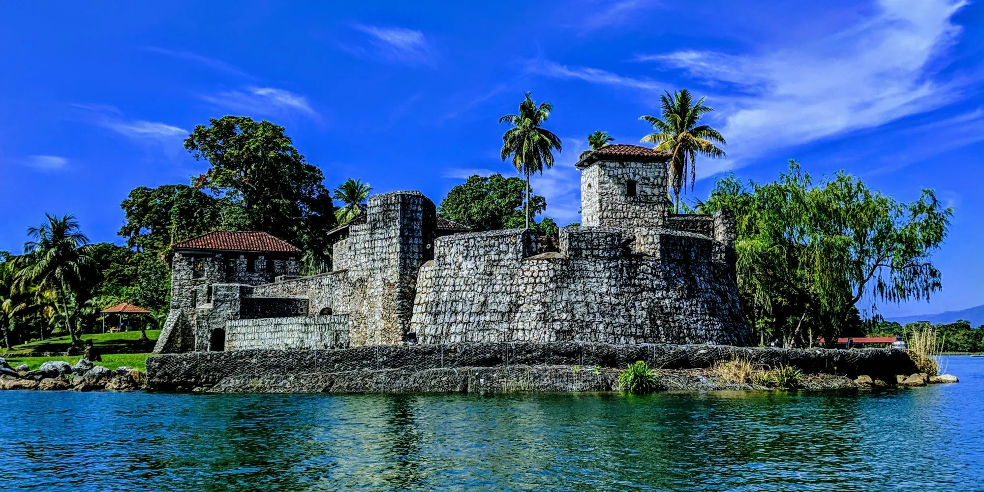 Castillo de San Felipe de Lara Livingston Guatemala diving with sharks